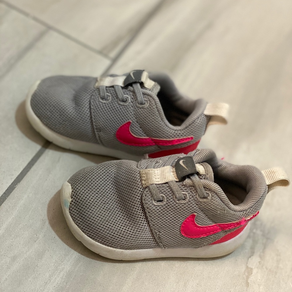 Nike roshe toddler size 5